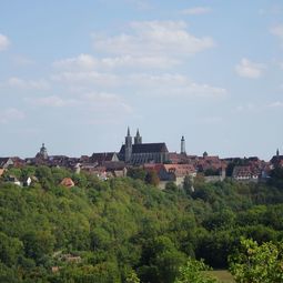 Die Taubertalhänge bieten teils einen wundervollen Blick auf die weltbekannte Stadt Rothenburg ob der Tauber
